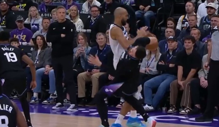 世界杯手机高清观看平台-搞心态！努尔基奇贴防小手乱扫领防守犯规 戈贝尔一个肘击吃T